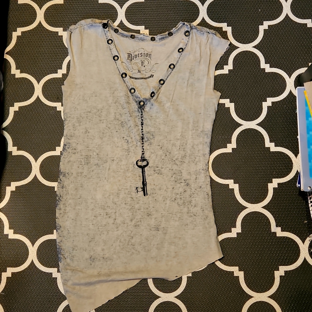 Divison E distressed top